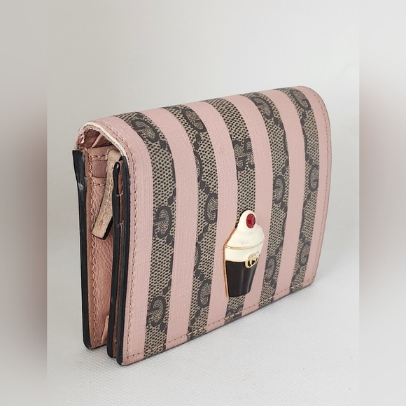 Gucci Limited Edition Cupcake Compact Wallet - Picture 3 of 16